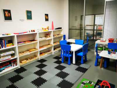Un espace pour les 3-6 ans inspiré de la pédagogie Montessori avec du matériel à disposition, ainsi que des jeux de société adaptés, un espace créatif, un espace de lecture et un espace de jeux de construction.
